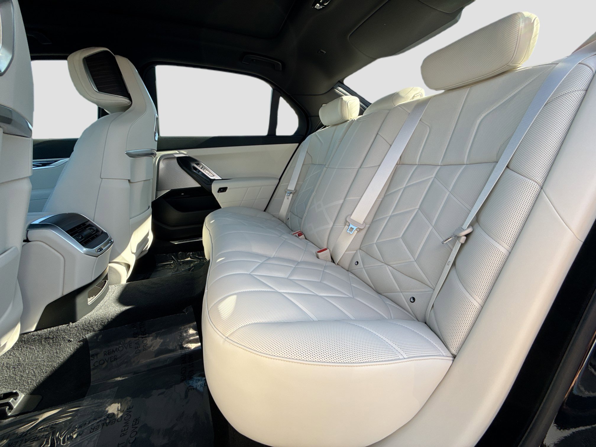 New 2026 BMW 750e xDrive image 21