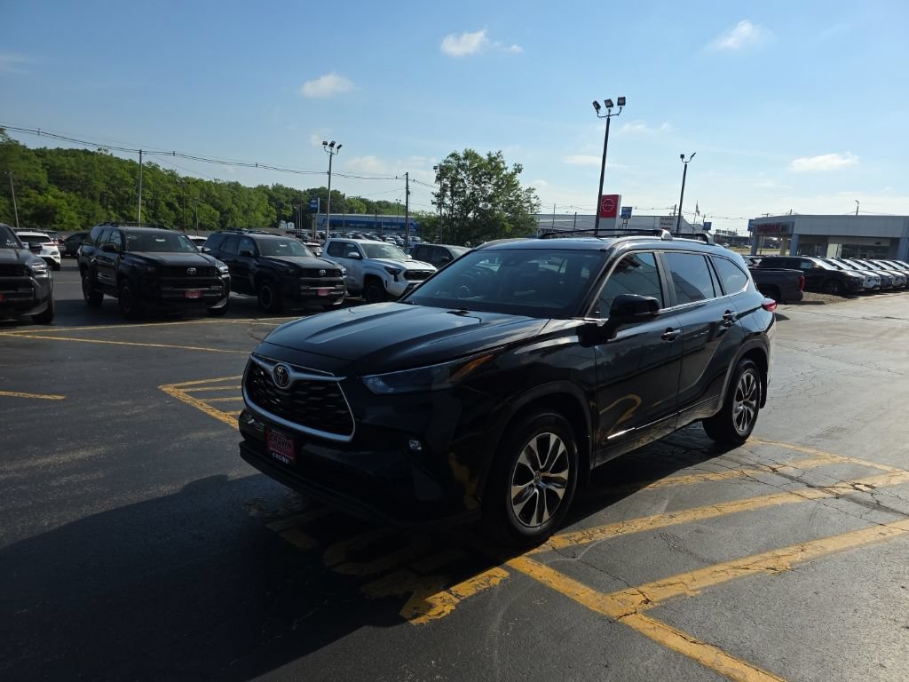 Used 2023 Toyota Highlander XLE AWD/4WD image 9