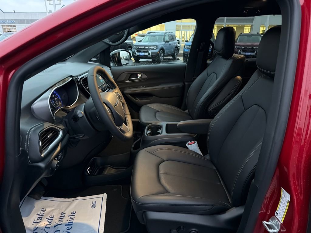 New 2026 Chrysler Pacifica Select image 9