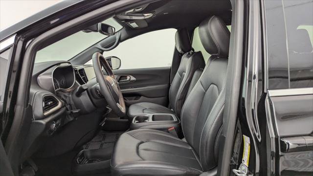 Used 2025 Chrysler Pacifica Select image 14