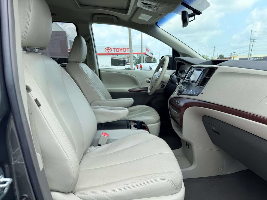 Used 2013 Toyota Sienna XLE FWD image 14