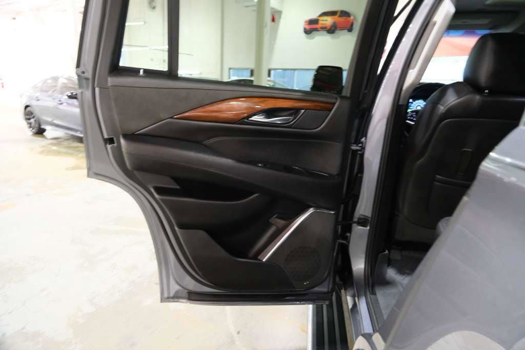 Used 2018 Cadillac Escalade Premium Luxury AWD/4WD image 23