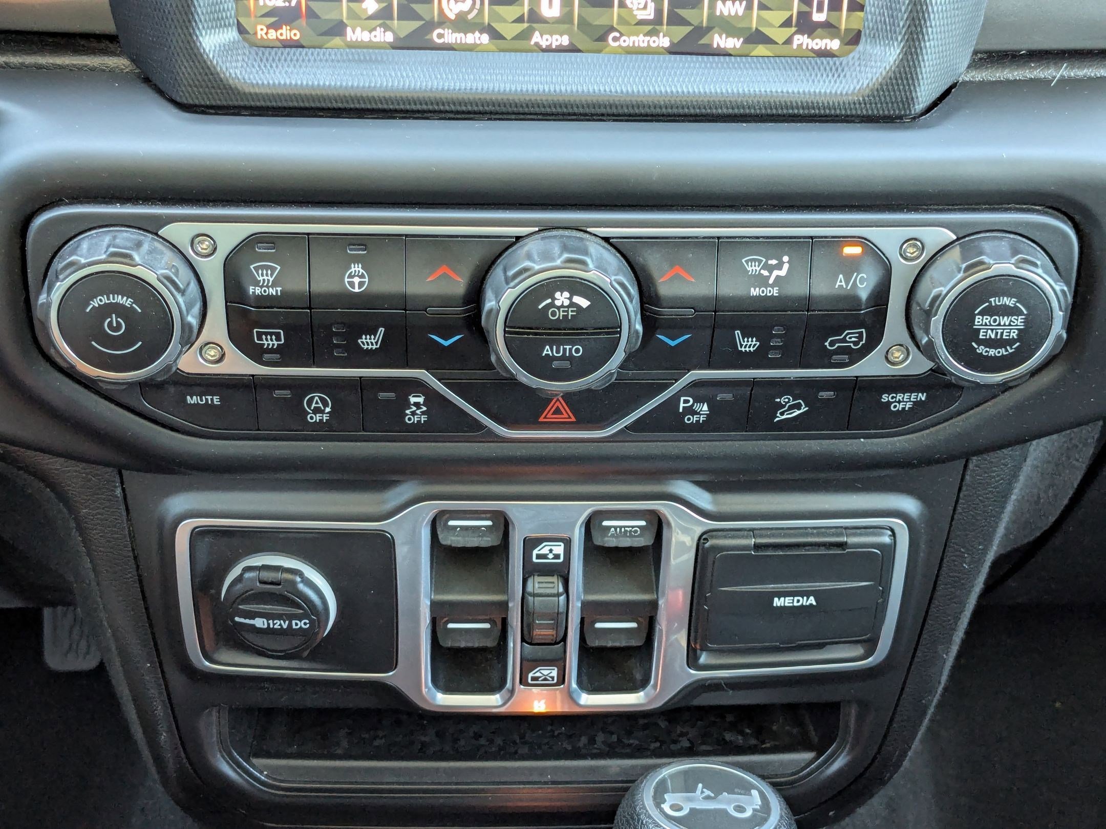 Used 2018 Jeep Wrangler Unlimited Sahara w/ Uconnect 4C Nav & Sound Group image 21