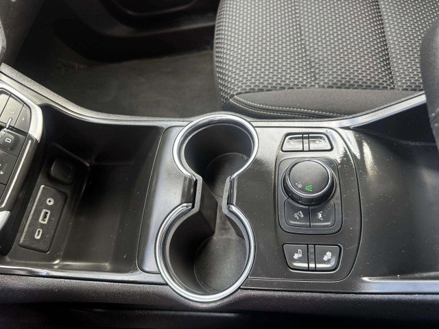 Used 2023 GMC Terrain SLE w/ Driver Convenience Package image 32