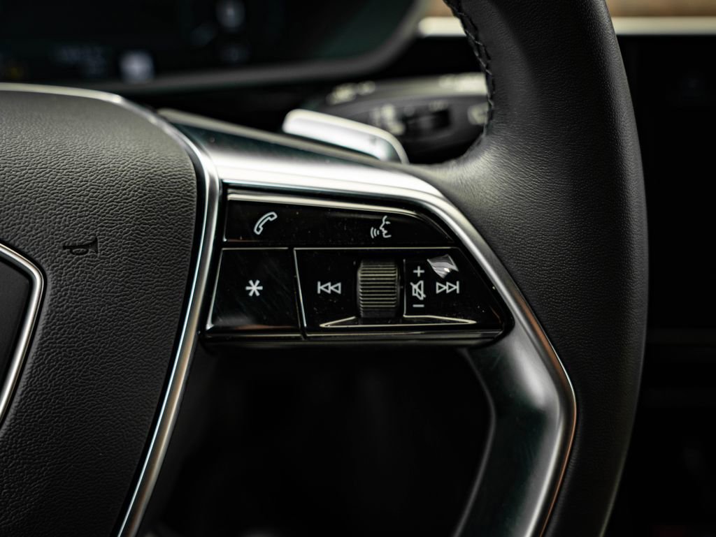 Used 2022 Audi e-tron Premium Plus w/ Premium Plus Package image 29