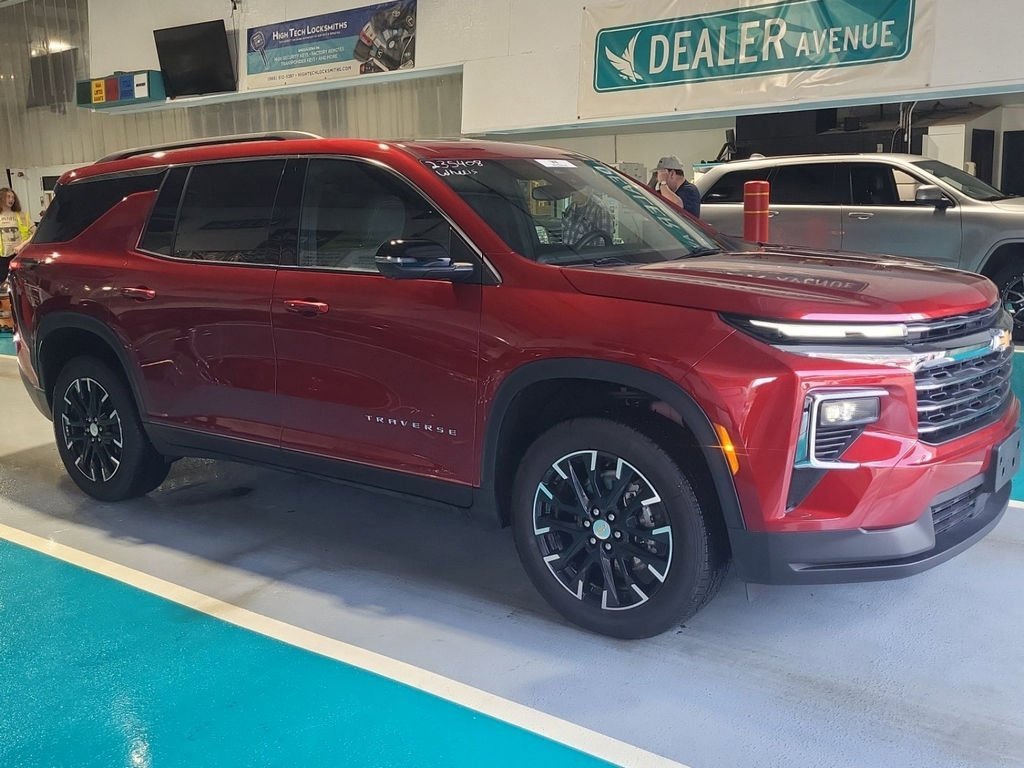 Used 2025 Chevrolet Traverse LT w/ Sun and Wheel Package image 3