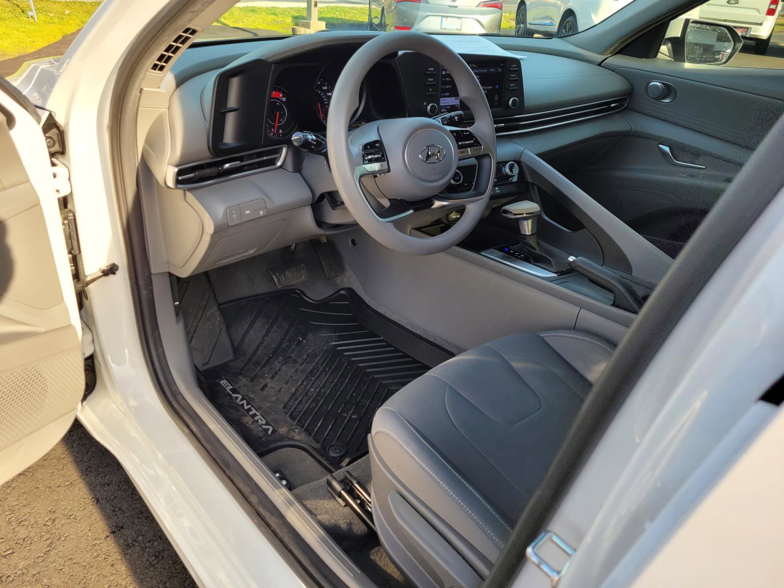 Used 2023 Hyundai Elantra SEL w/ Cargo Package image 10