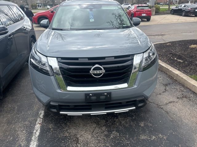 Used 2024 Nissan Pathfinder Platinum image 3