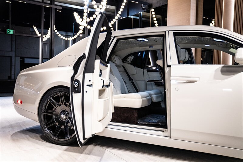 Used 2026 Rolls-Royce Phantom Sedan RWD image 11