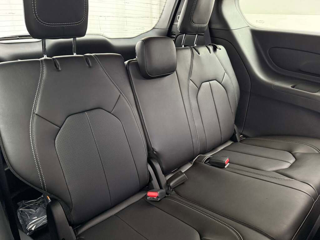 New 2026 Chrysler Pacifica Select image 26