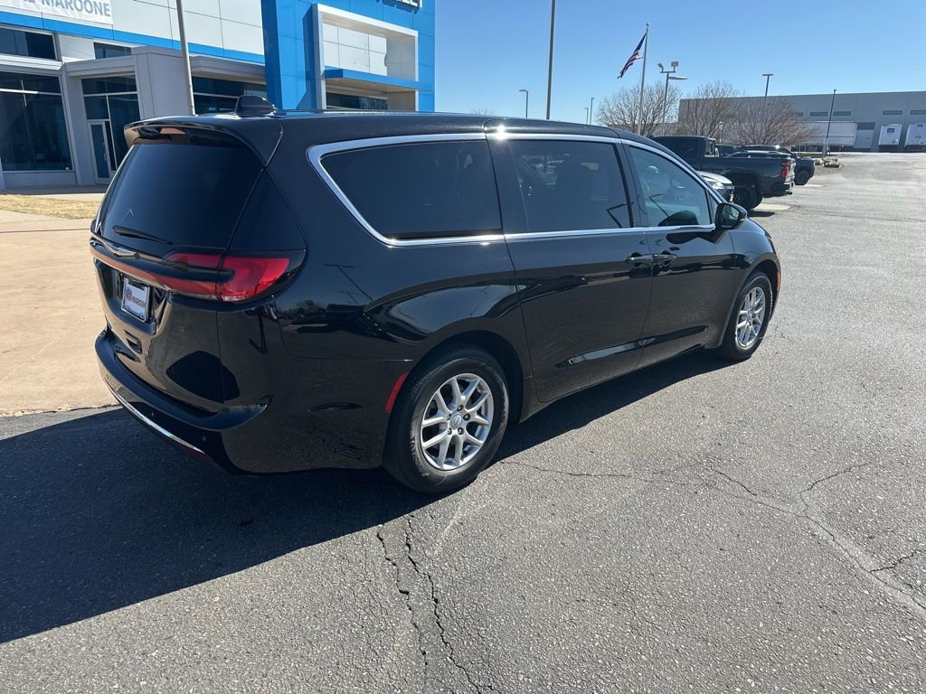 Used 2025 Chrysler Pacifica Select image 35