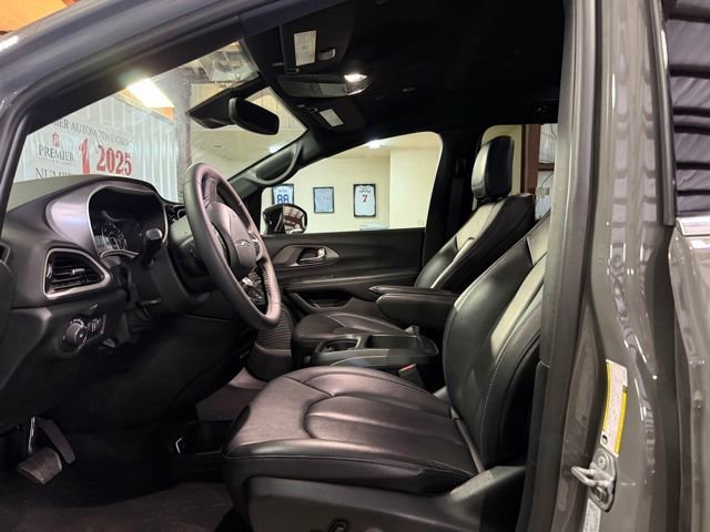 Used 2025 Chrysler Pacifica Select FWD image 9