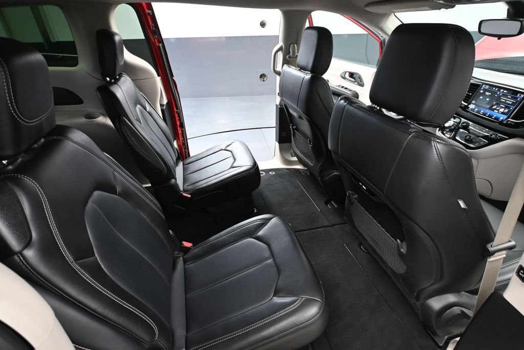 Used 2024 Chrysler Pacifica Touring-L FWD image 44
