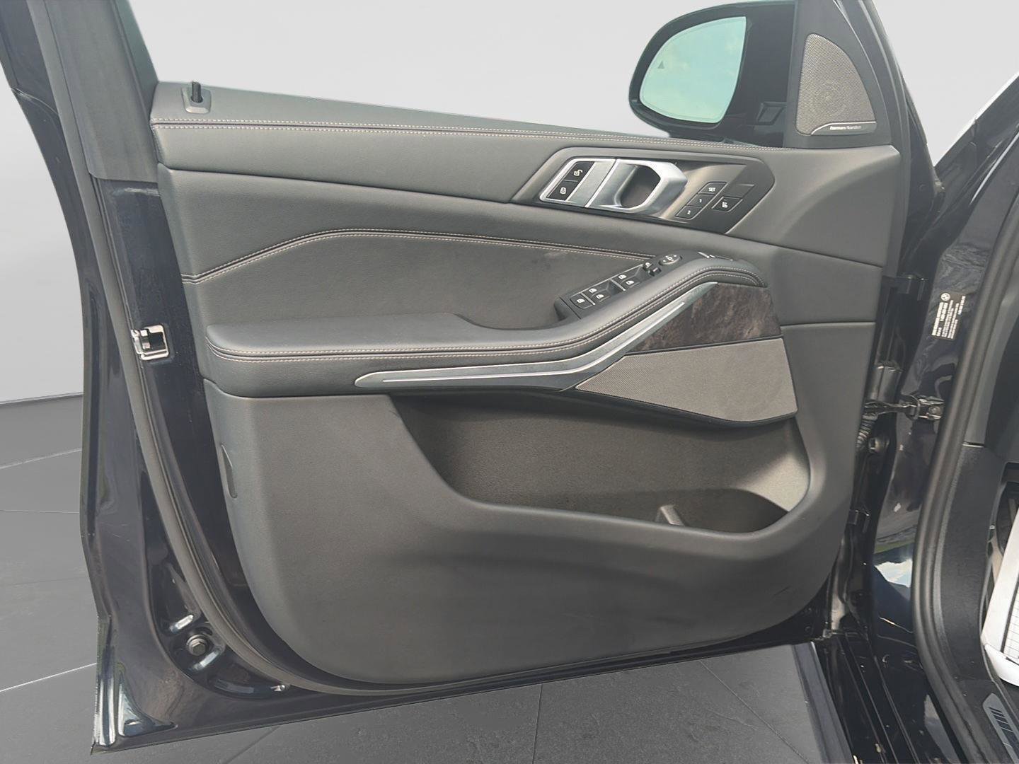 Certified 2025 BMW X5 M60i AWD/4WD image 9