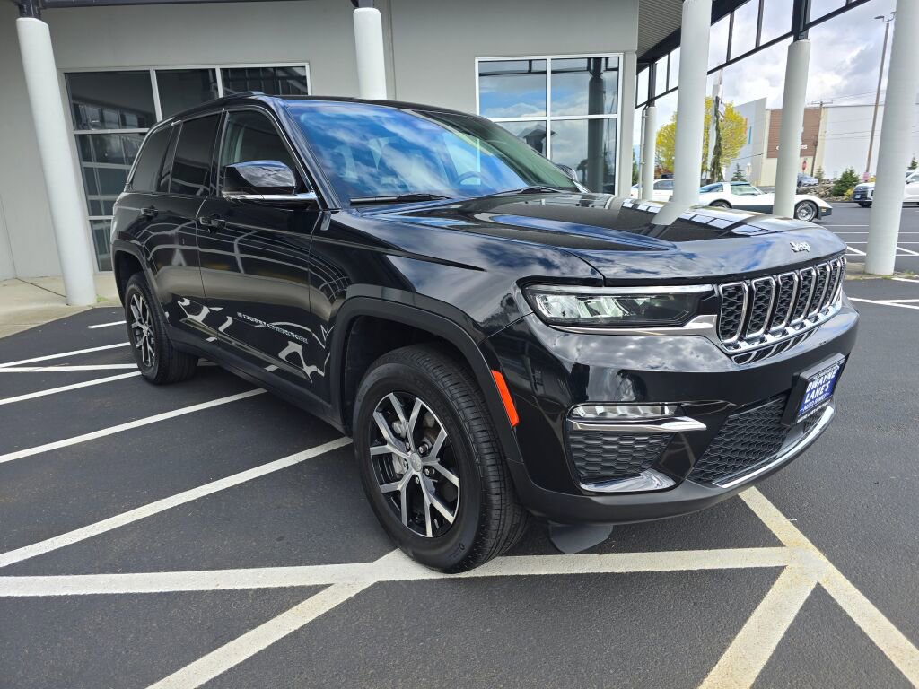 Used 2023 Jeep Grand Cherokee Limited image 3