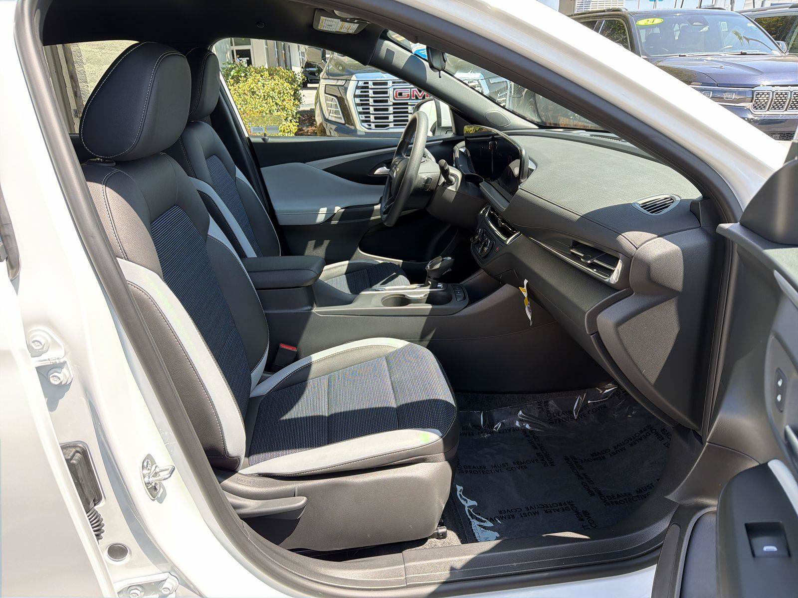 Used 2025 Buick Envista Preferred FWD image 25