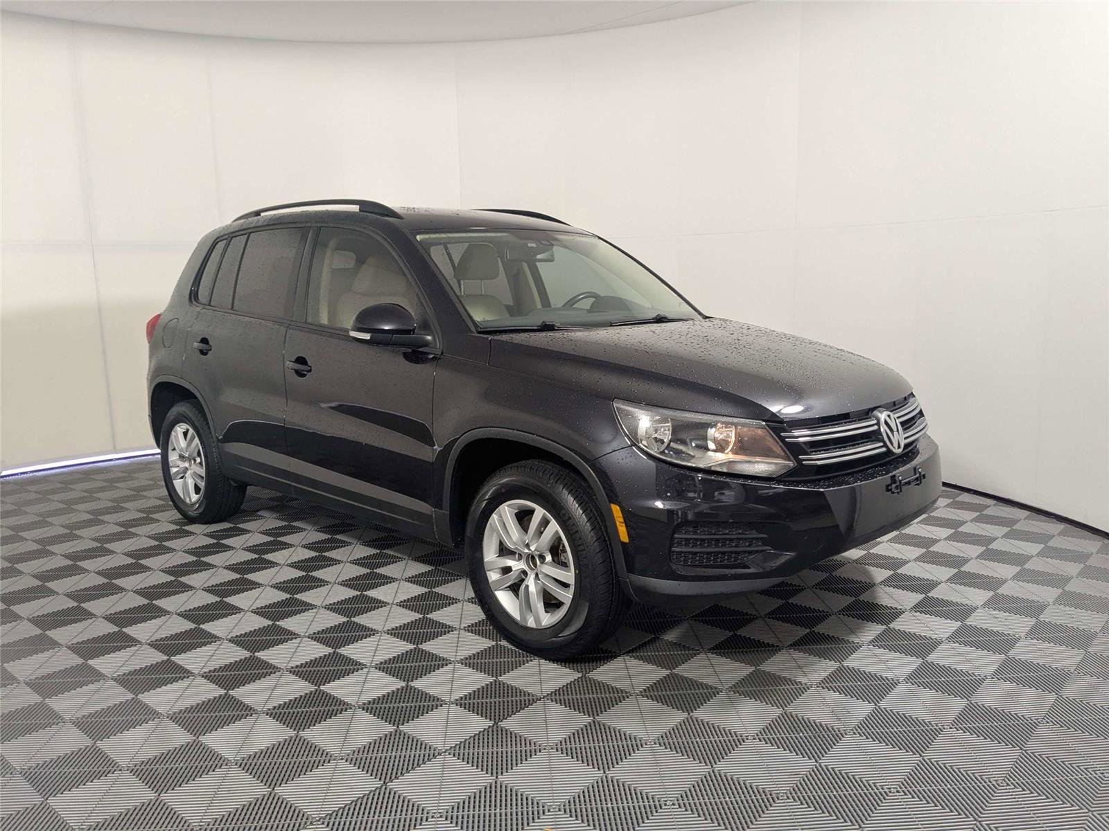 Used 2017 Volkswagen Tiguan S image 3
