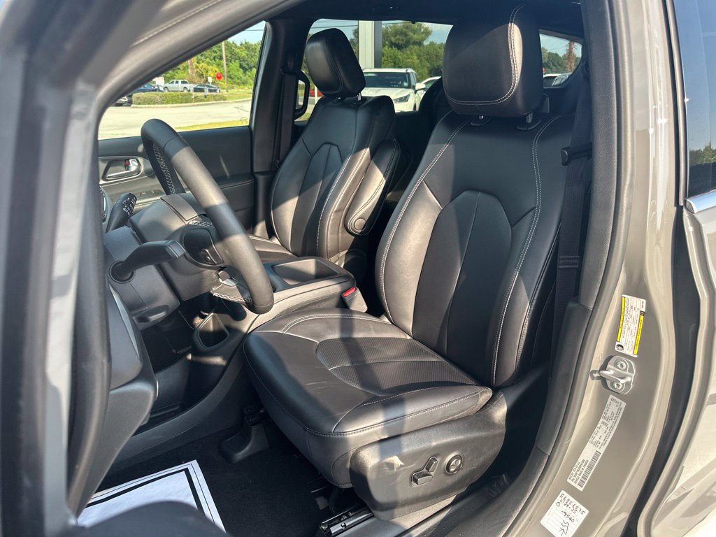 Used 2025 Chrysler Pacifica Select FWD image 17