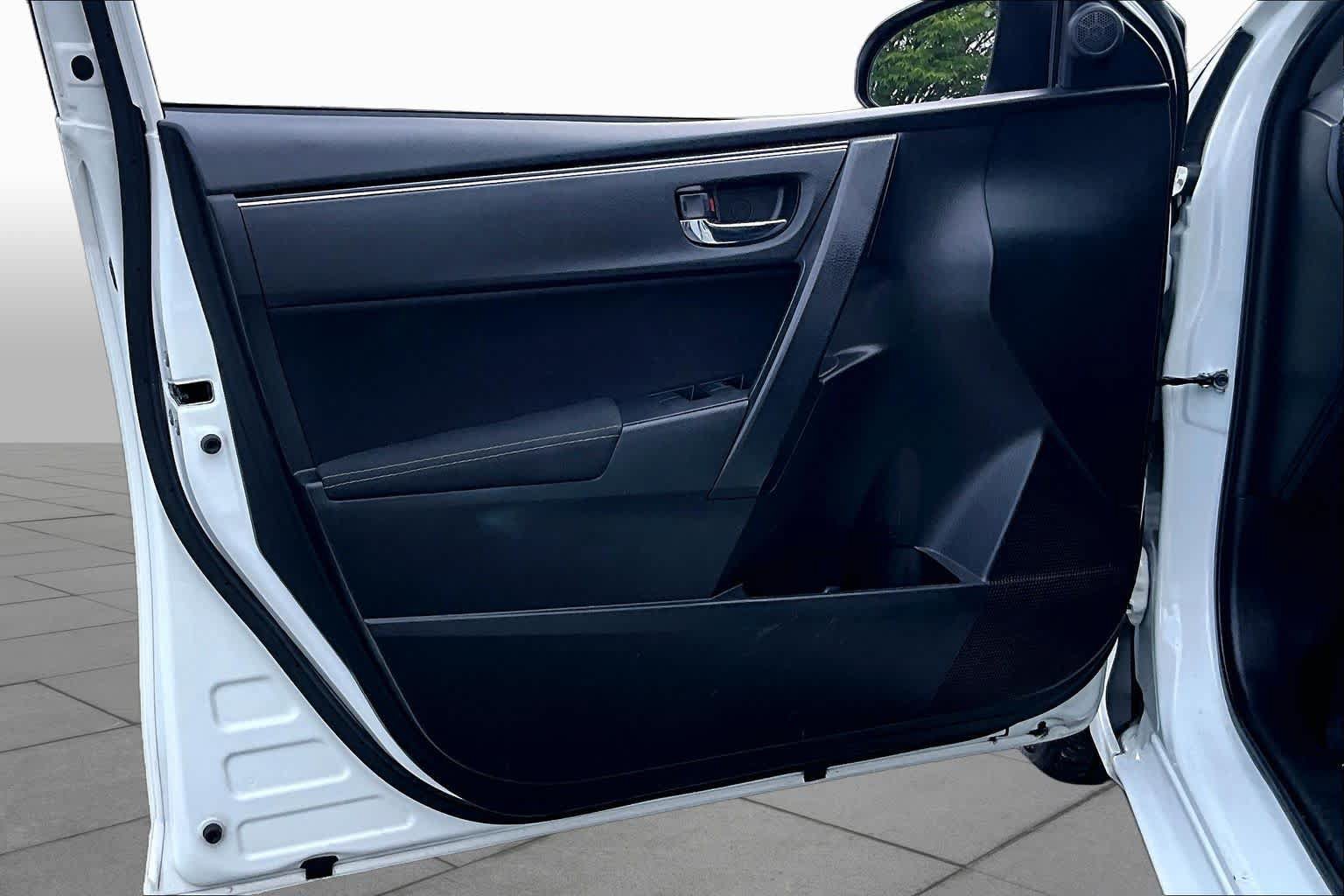 Used 2018 Toyota Corolla LE FWD image 21
