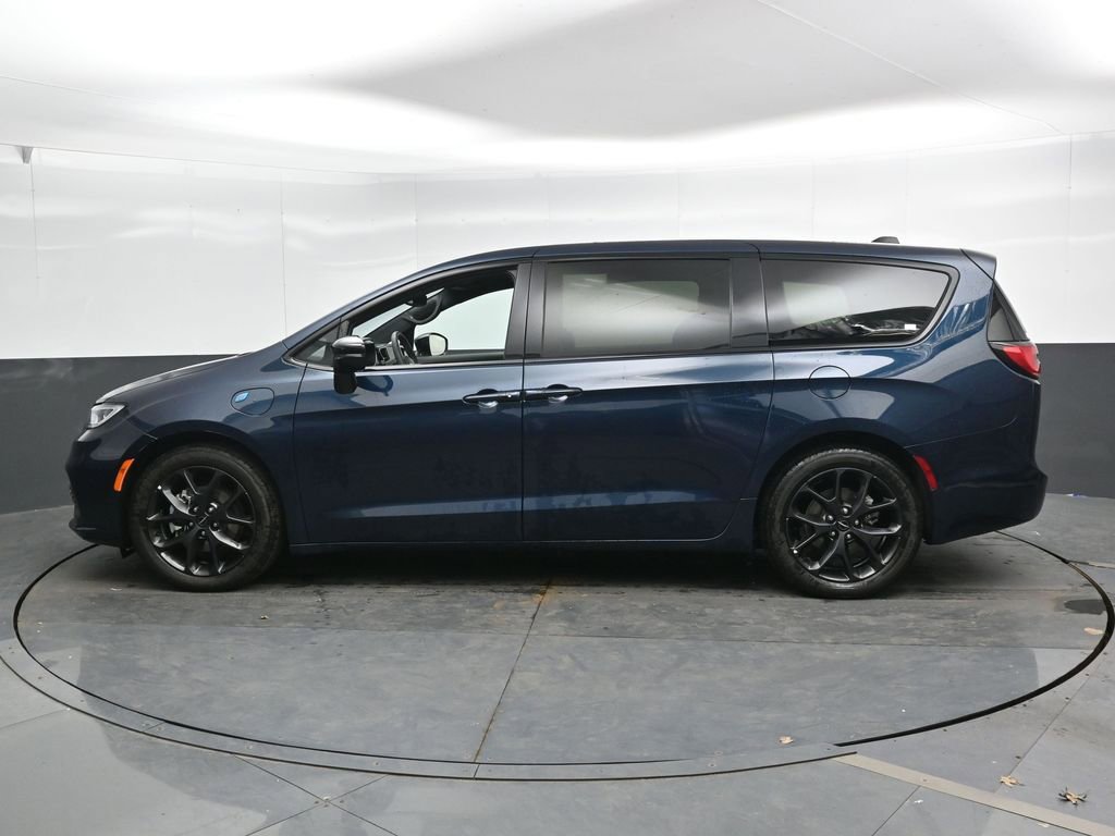 Used 2023 Chrysler Pacifica Limited w/ S Appearance Package FWD image 9