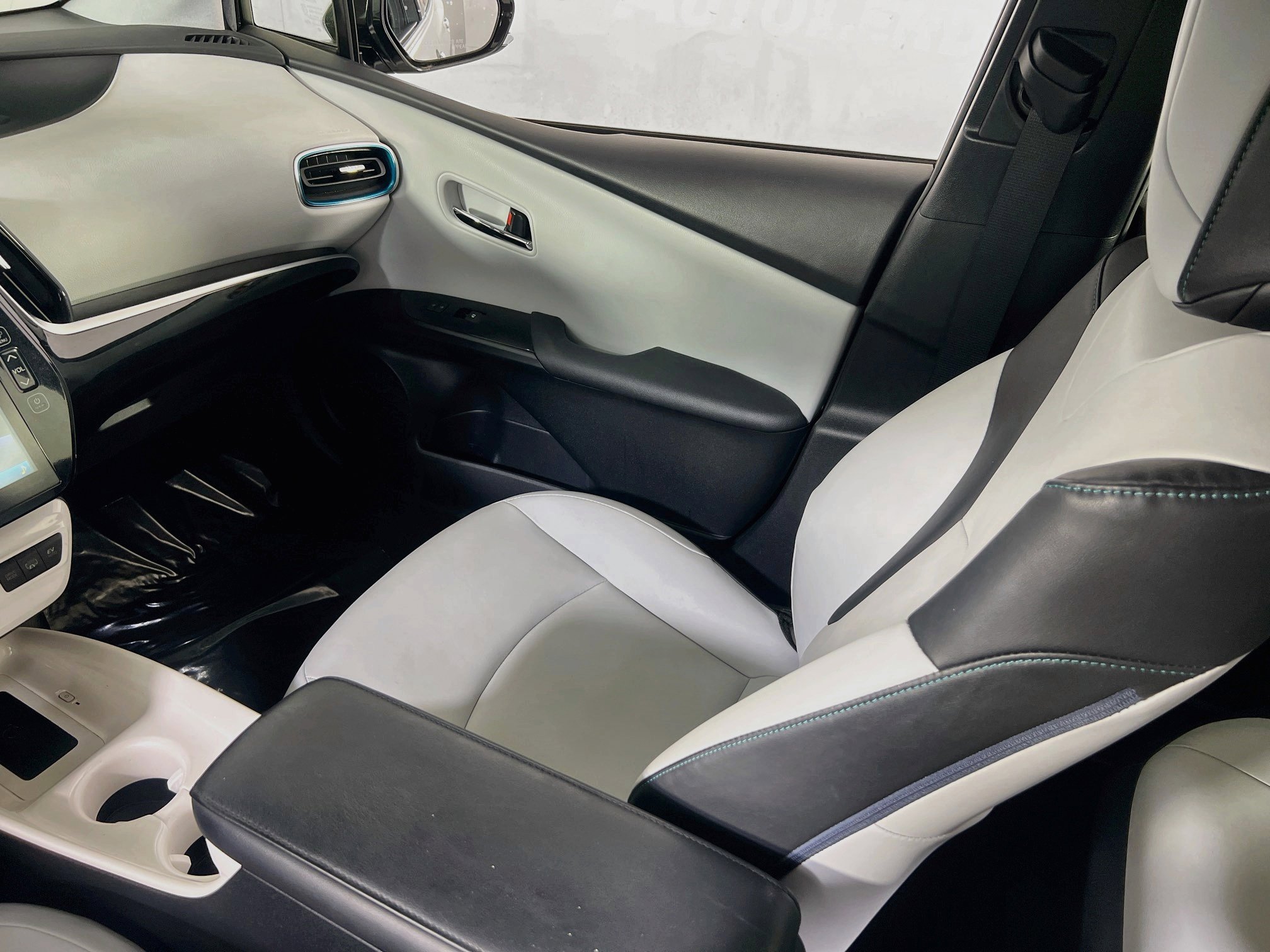 Used 2018 Toyota Prius Prime Premium FWD image 23