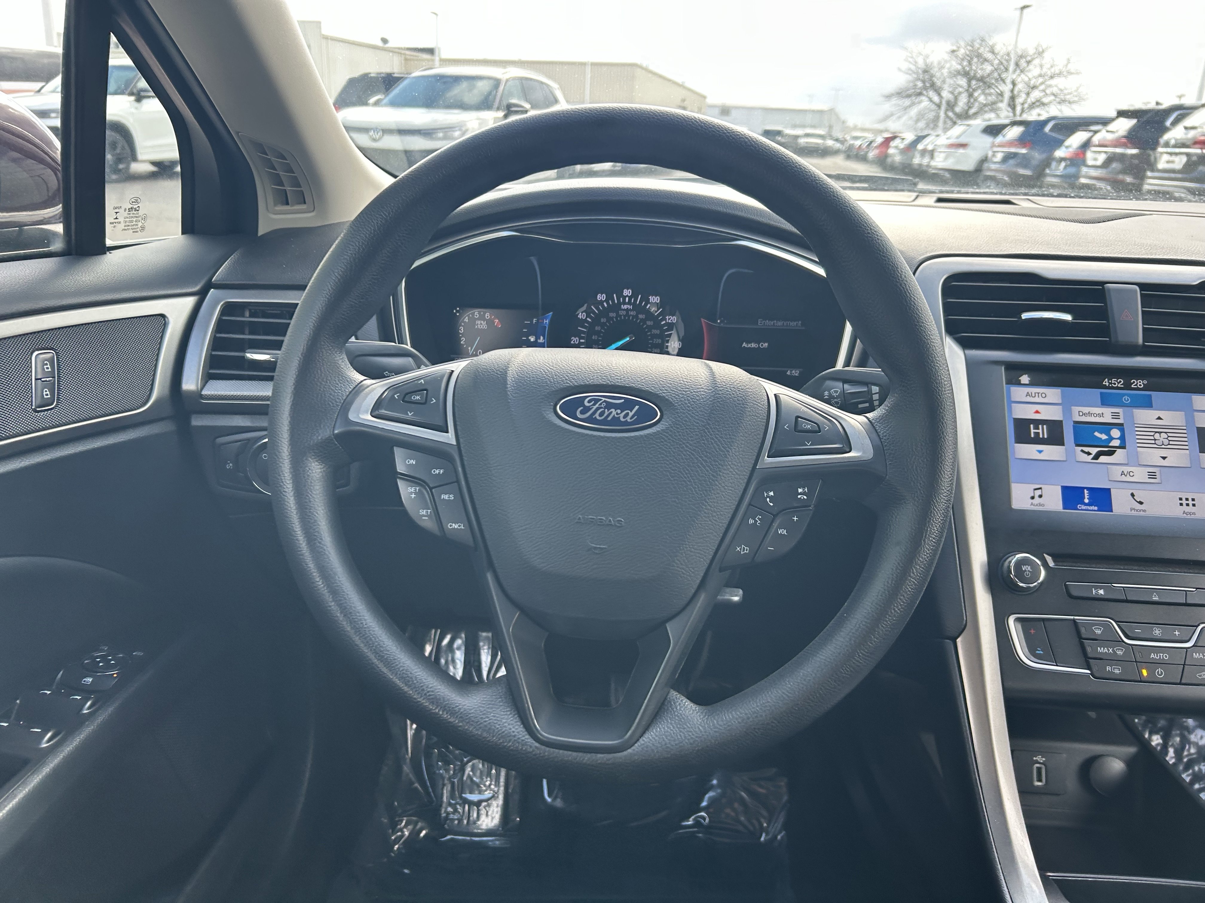 Used 2017 Ford Fusion SE w/ Fusion SE Technology Package image 10