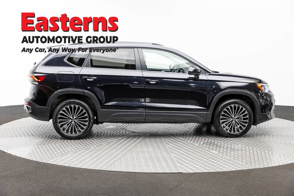 Used 2025 Volkswagen Taos SE FWD image 4