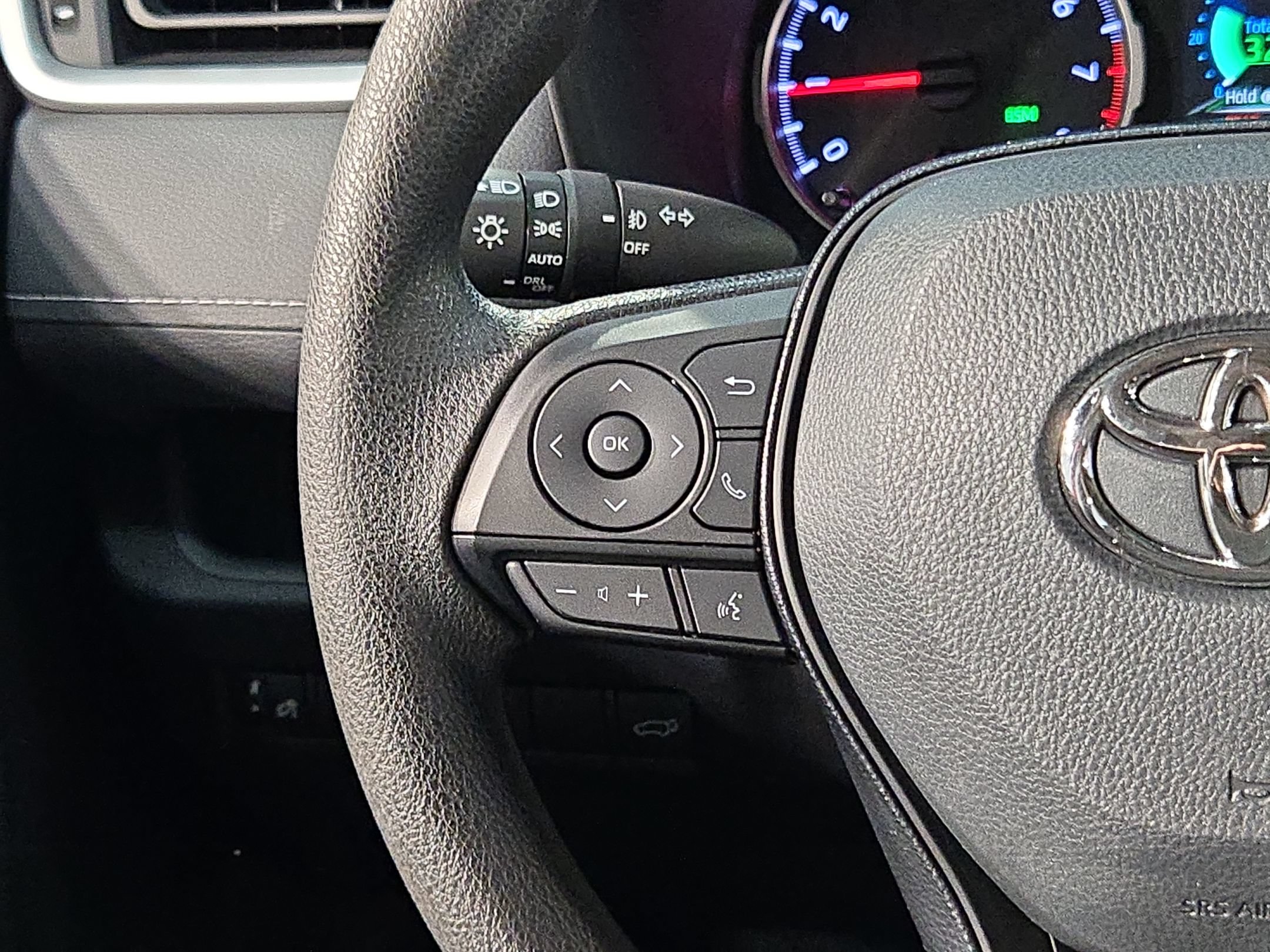 Used 2020 Toyota RAV4 XLE w/ Convenience Package FWD image 28