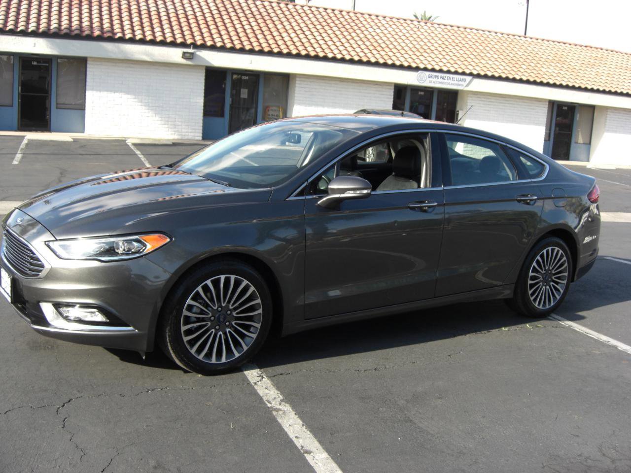 Used 2017 Ford Fusion SE w/ Fusion SE Technology Package FWD image 3