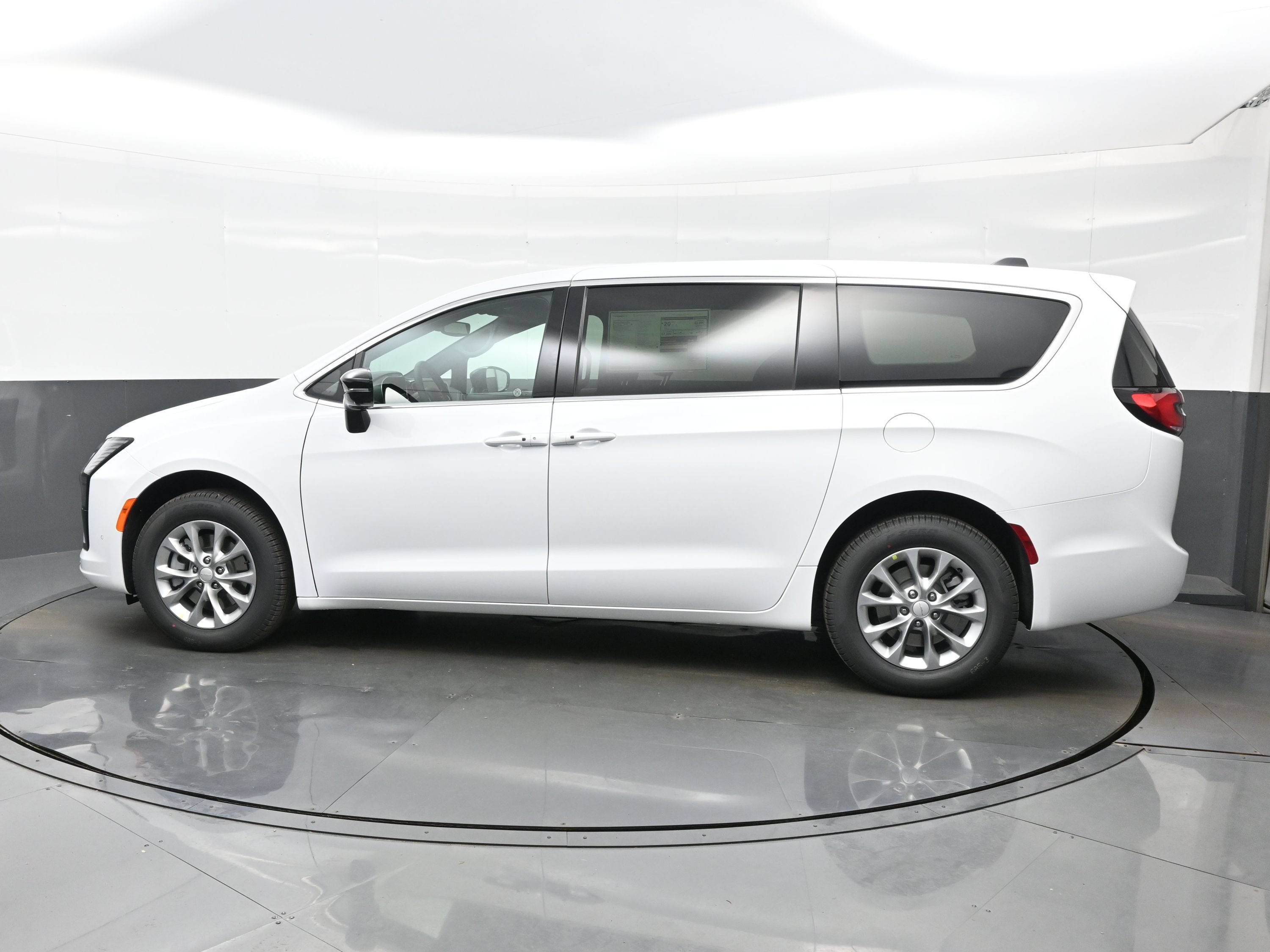 New 2027 Chrysler Pacifica Select AWD/4WD image 4