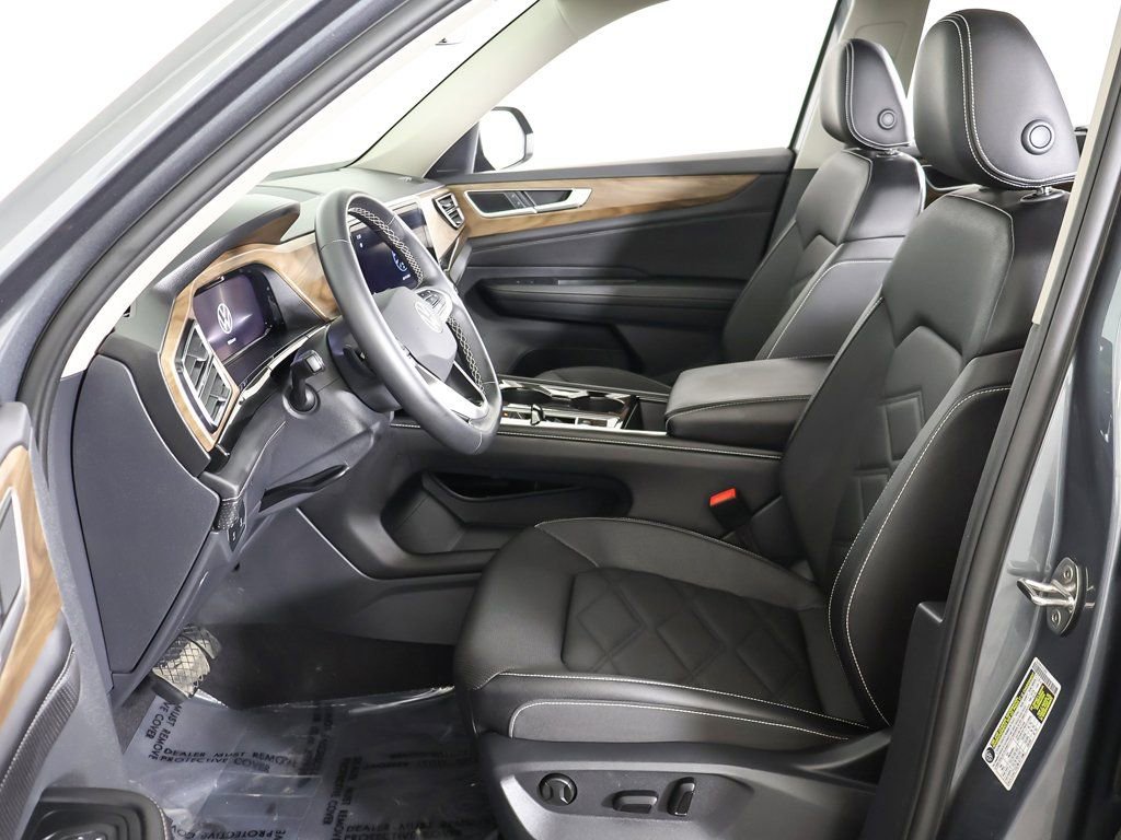 Used 2025 Volkswagen Atlas SE image 31
