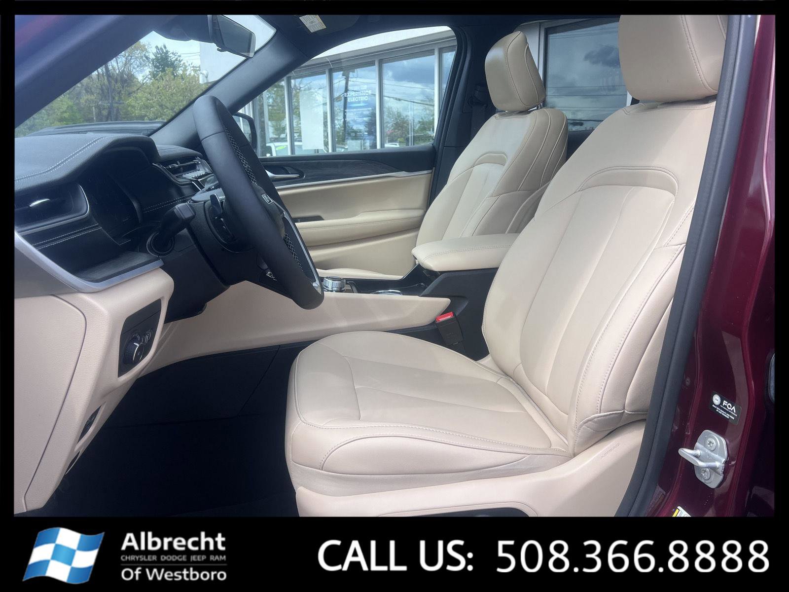 Used 2025 Jeep Grand Cherokee Limited AWD/4WD image 10