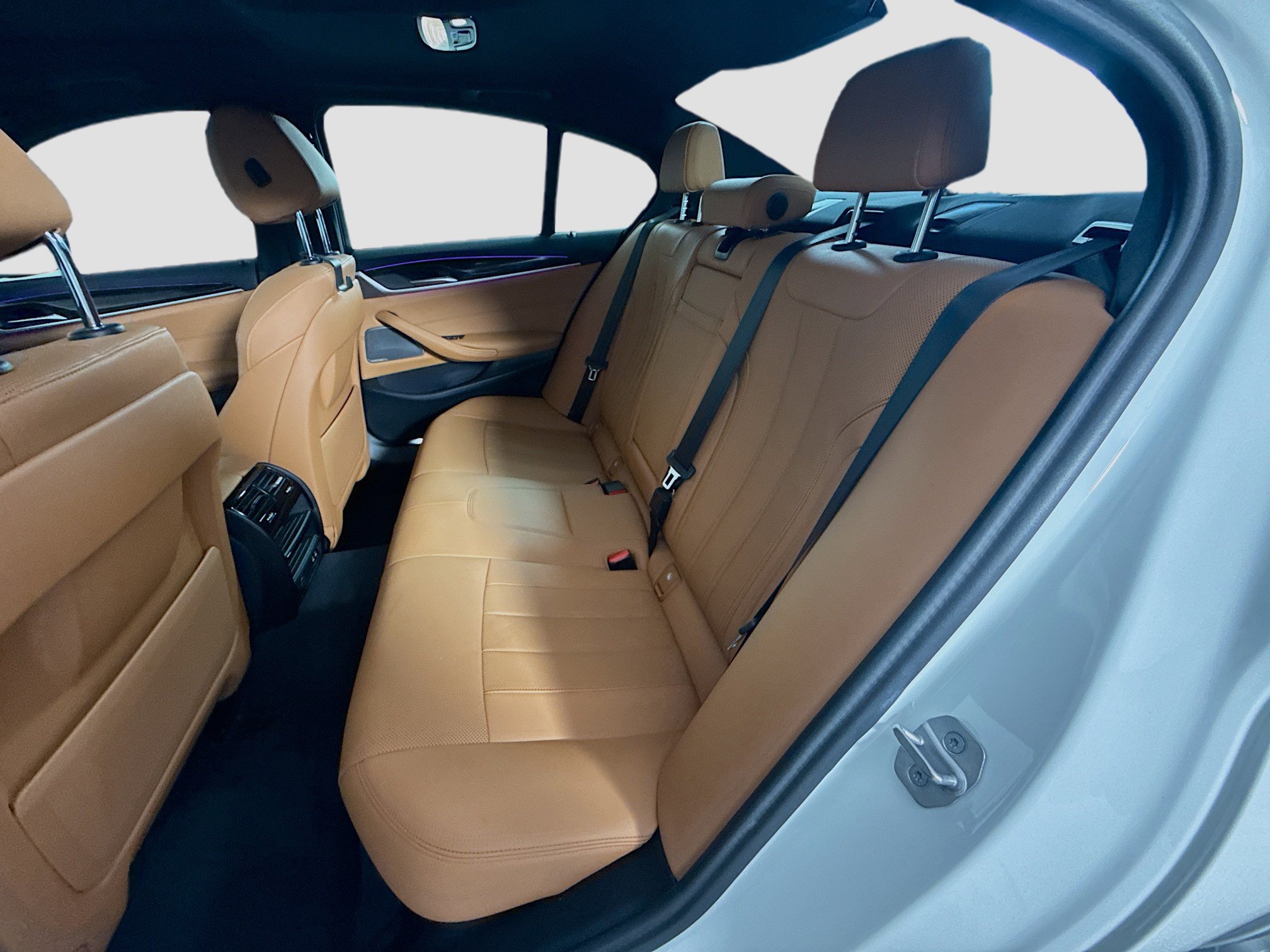 Used 2023 BMW 530e w/ Premium Package image 25