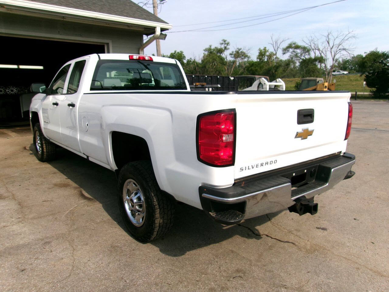 Used 2017 Chevrolet Silverado 2500 W/T AWD/4WD image 2