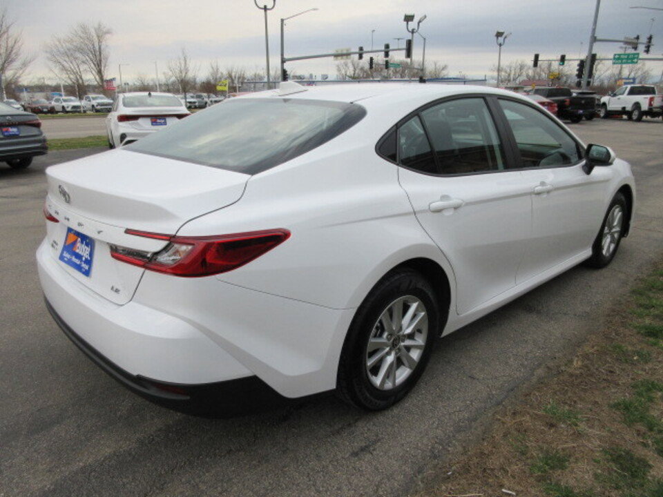 Used 2025 Toyota Camry LE w/ Convenience Package image 5