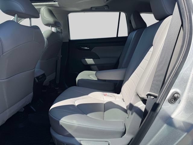Used 2022 Toyota Highlander XLE AWD/4WD image 15