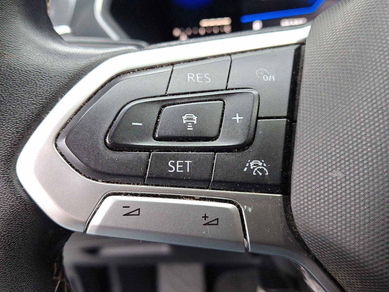 Used 2022 Volkswagen Tiguan SE w/ Panoramic Sunroof Package image 22