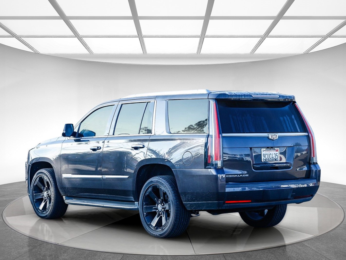 Used 2015 Cadillac Escalade Luxury image 2