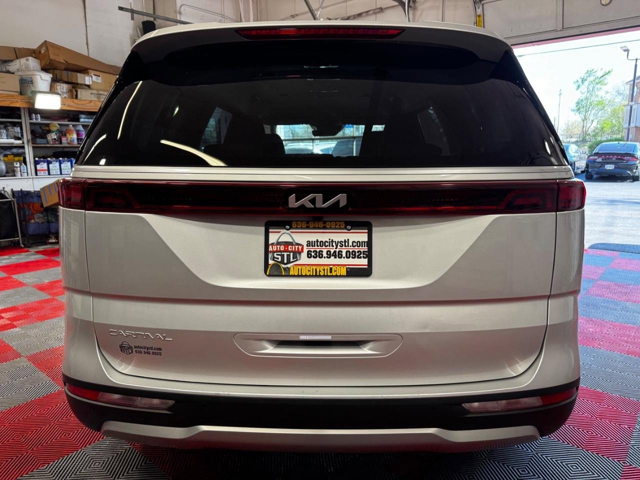 Used 2023 Kia Carnival LX FWD image 6