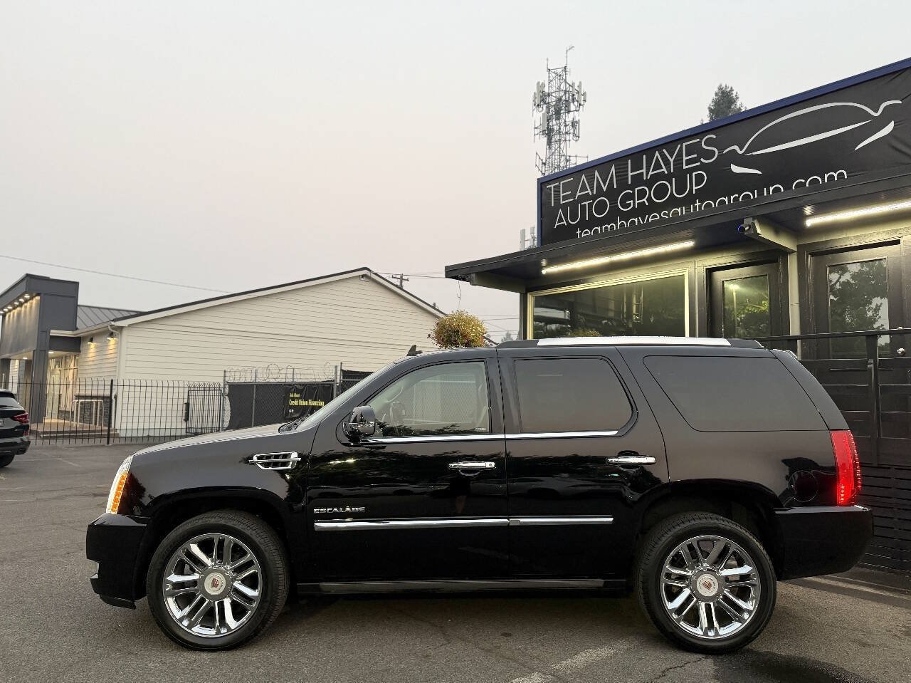 Used 2014 Cadillac Escalade Platinum AWD/4WD image 3