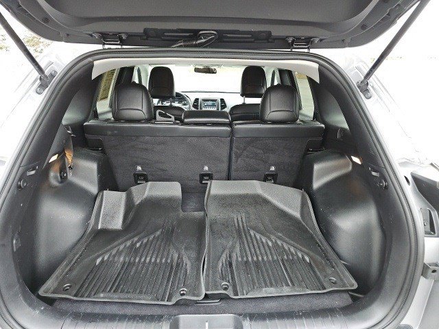 Used 2019 Jeep Cherokee Latitude Plus w/ Cold Weather Group image 18