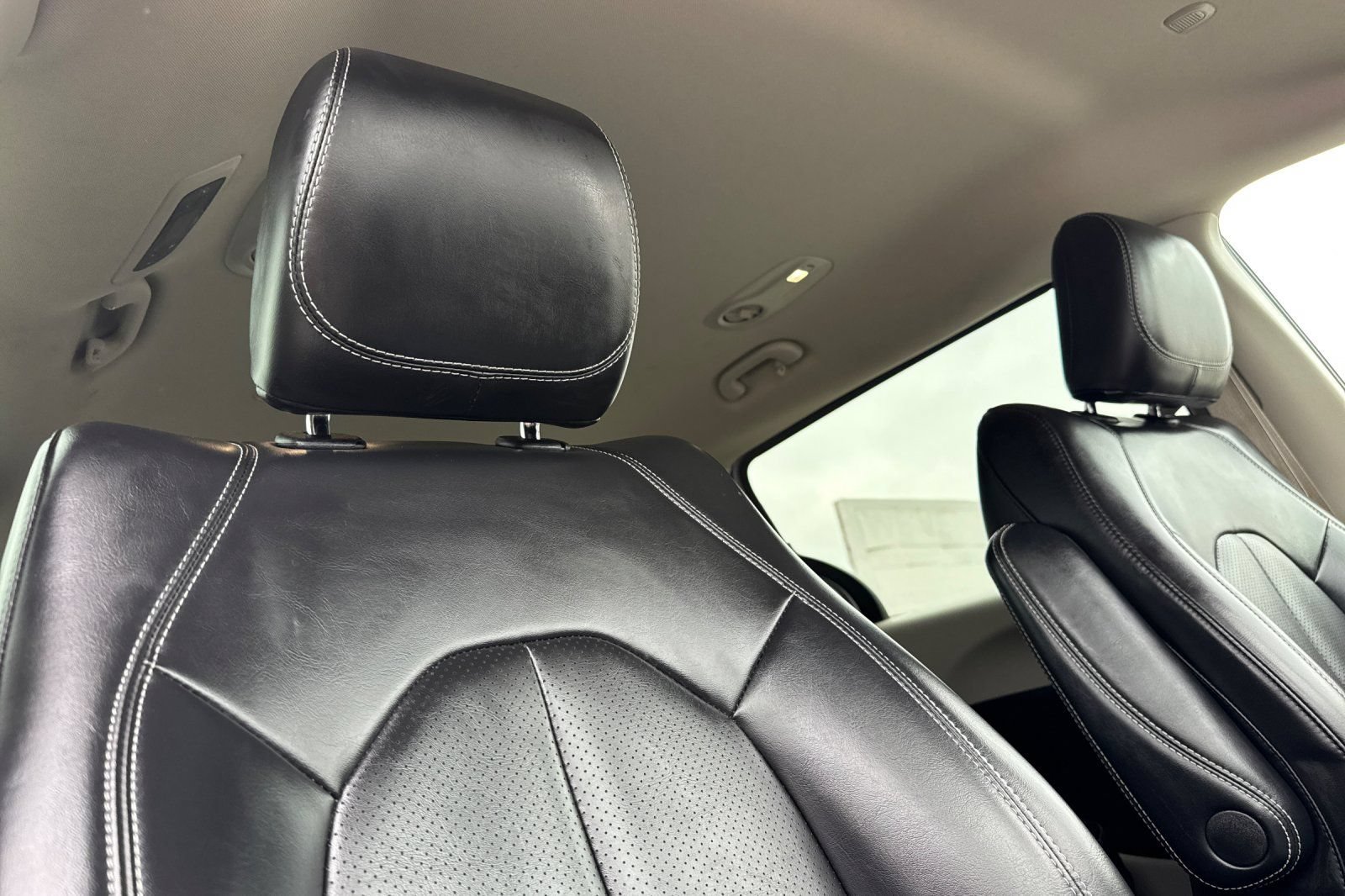 Used 2023 Chrysler Pacifica Touring-L FWD image 19