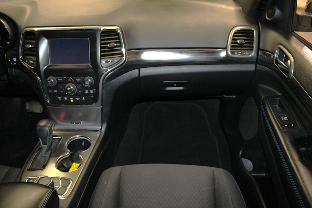 Used 2019 Jeep Grand Cherokee Laredo AWD/4WD image 29