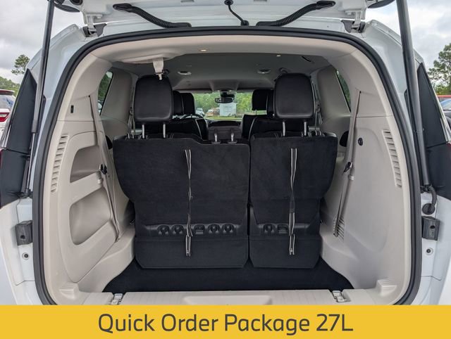 Used 2023 Chrysler Pacifica Touring-L FWD image 24