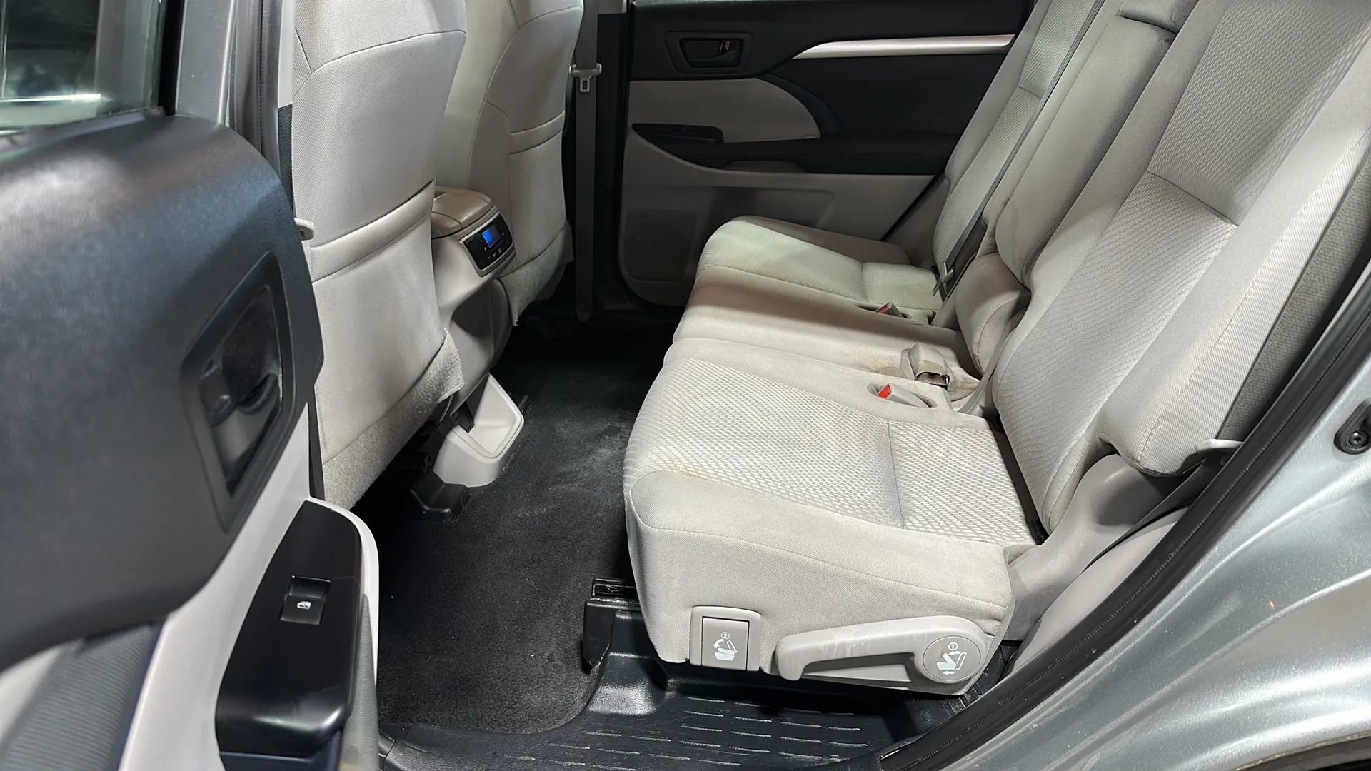Used 2019 Toyota Highlander LE AWD/4WD image 11