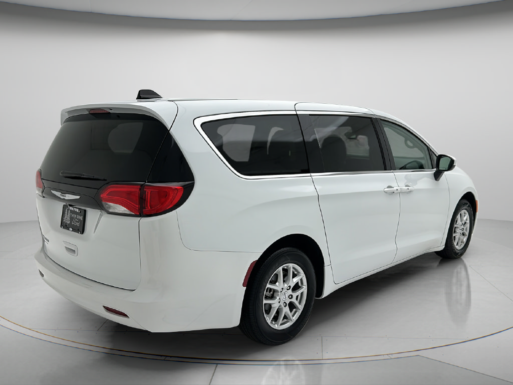 Used 2023 Chrysler Voyager LX FWD image 5