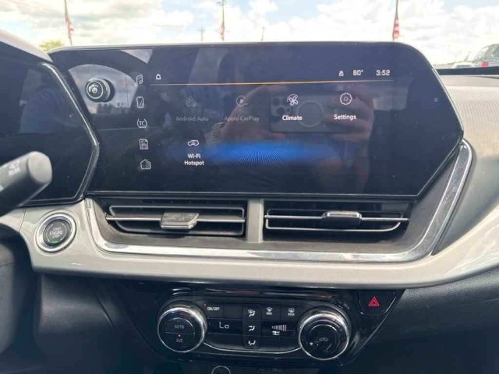 Used 2025 Chevrolet Trax LT FWD image 33