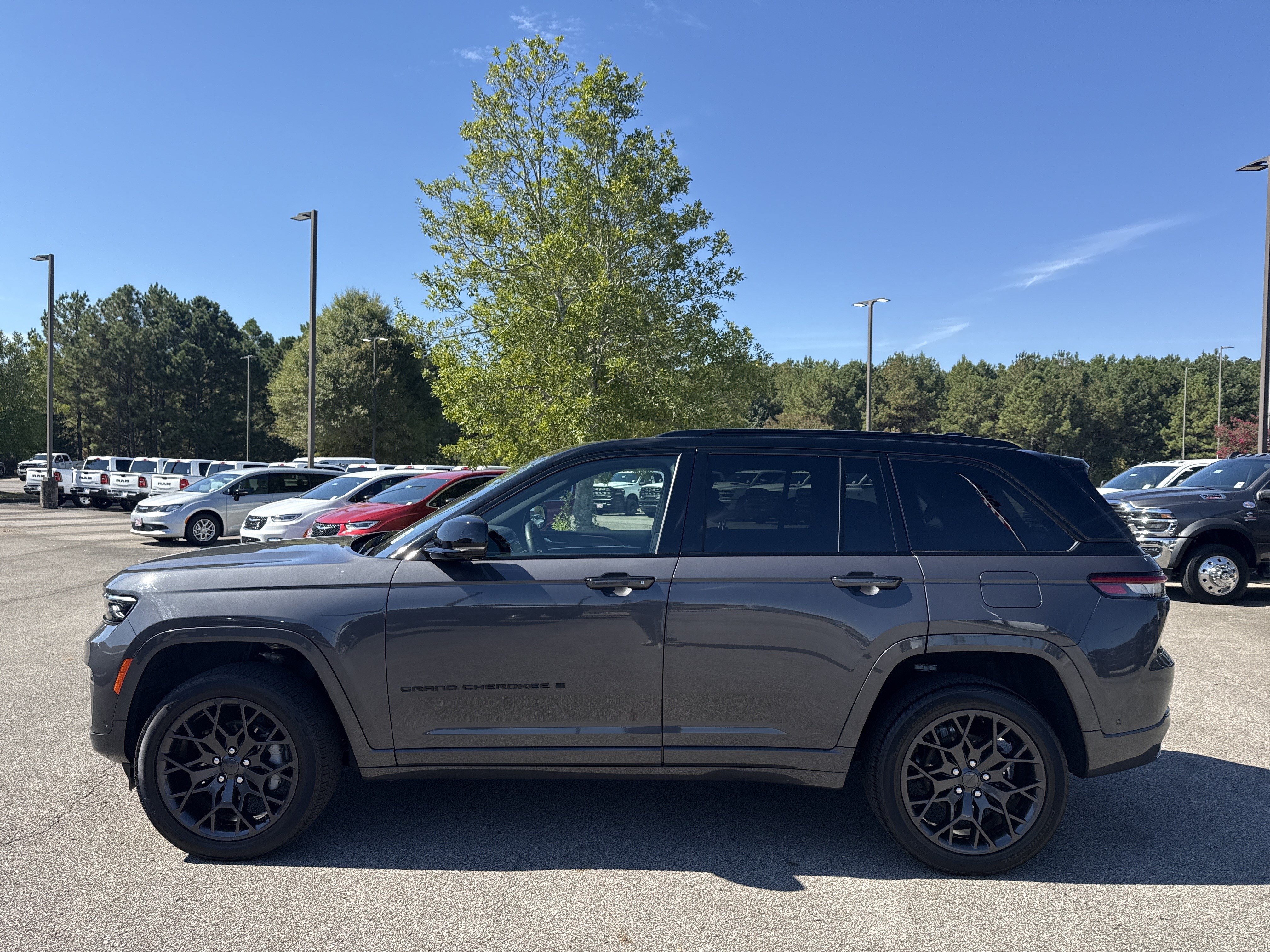 Used 2025 Jeep Grand Cherokee Summit w/ Obsidian Package AWD/4WD image 4