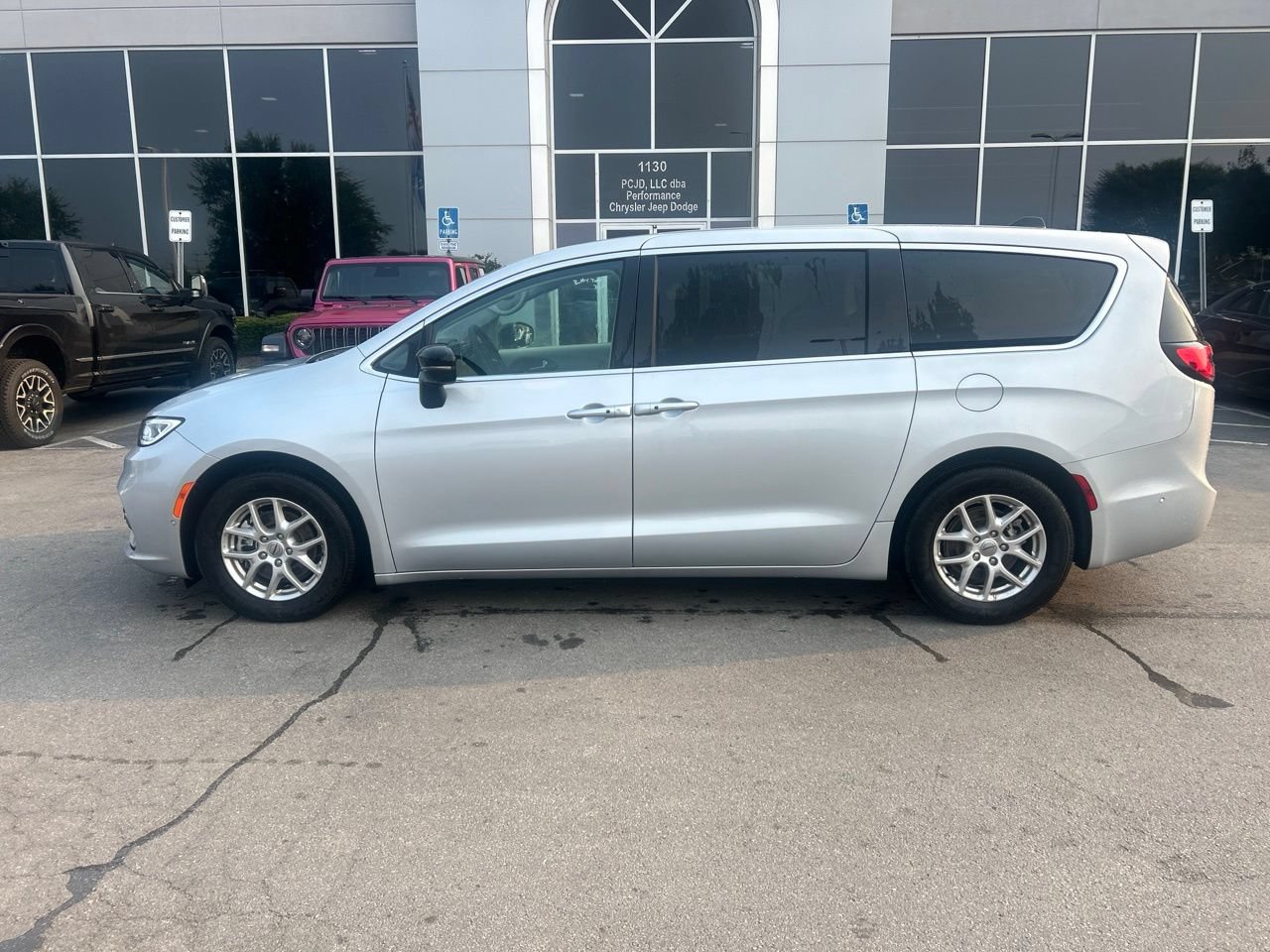 Used 2024 Chrysler Pacifica Touring-L w/ Uconnect Theater Family Group FWD image 6