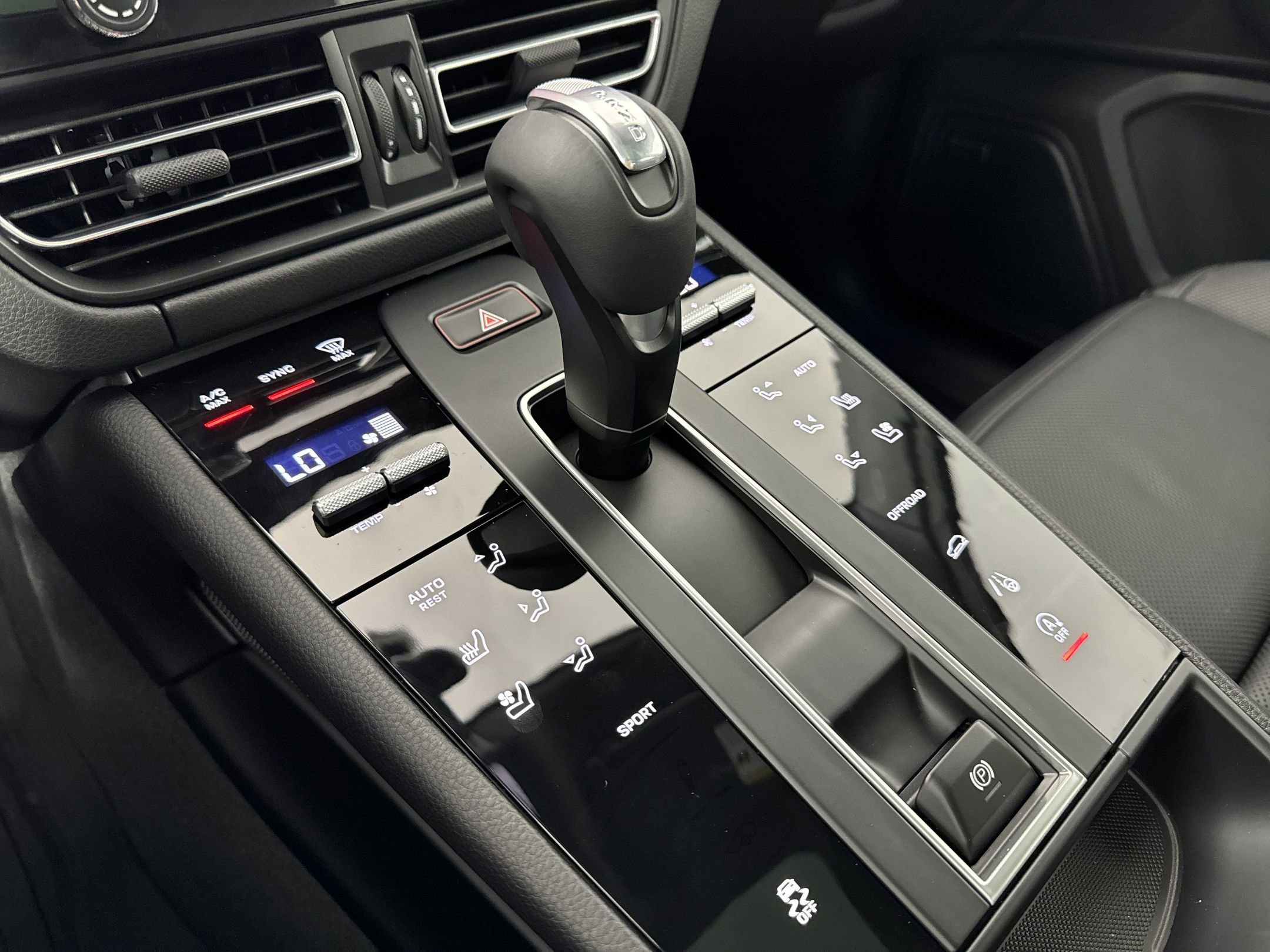 Used 2025 Porsche Macan image 18